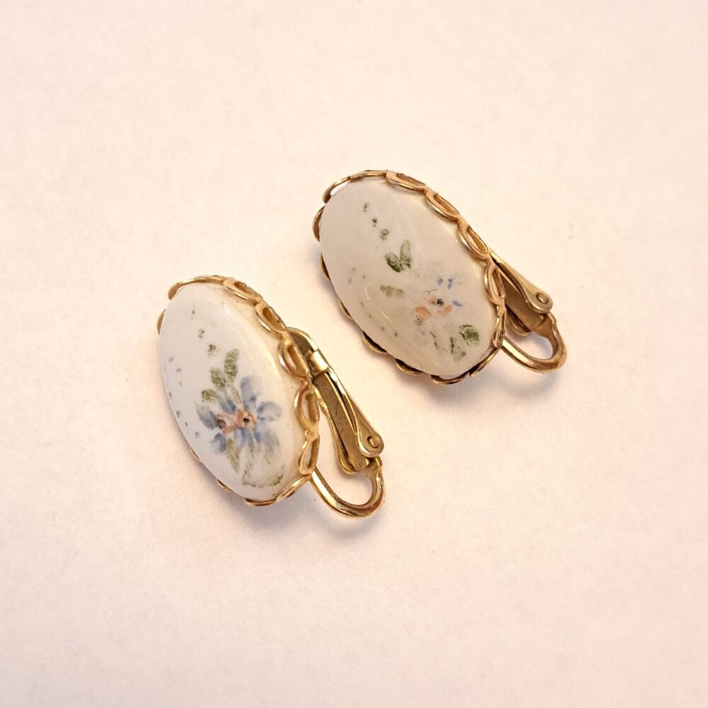 Vintage Clip On Earrings Golden Tone White Ceramic Plate with Floral Pattern - Picture 3 of 5